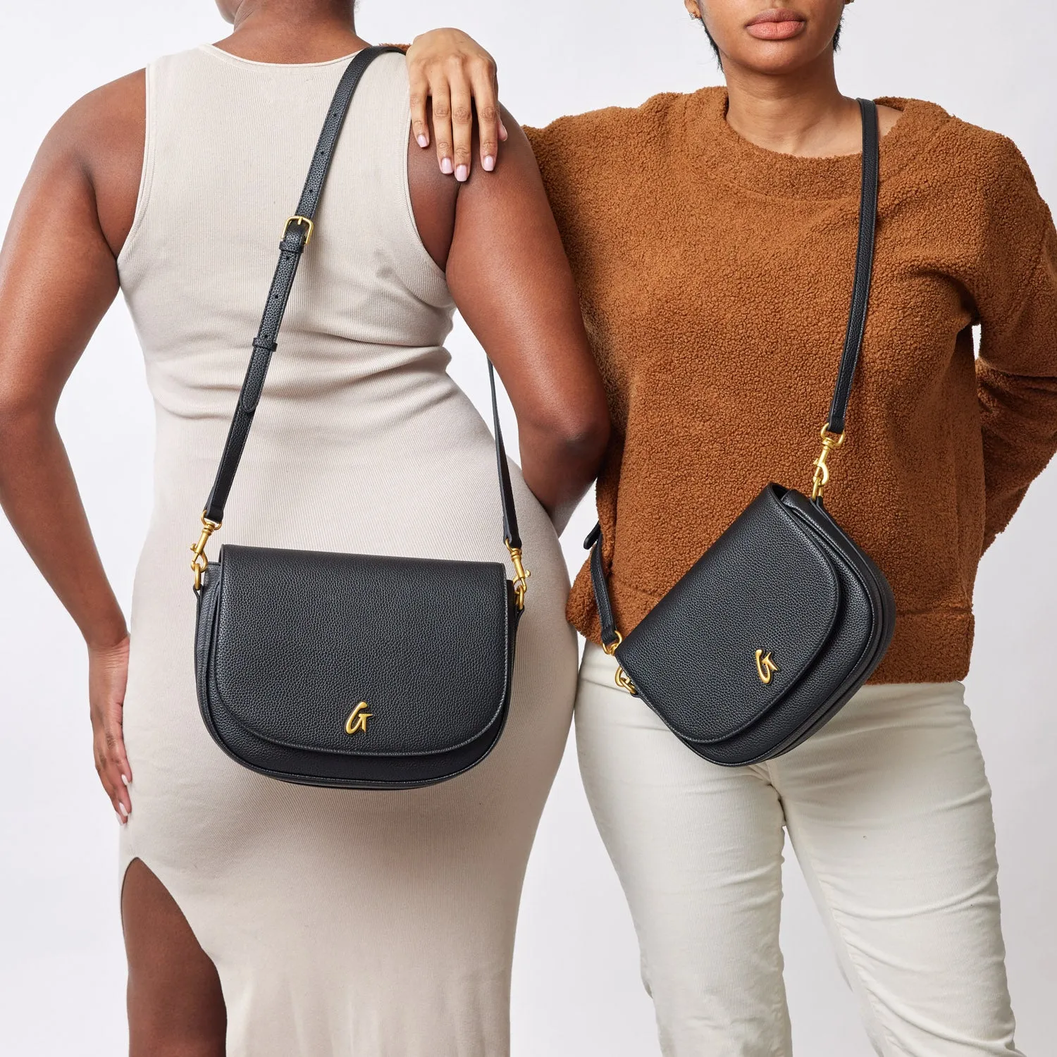 MEDIUM PEBBLE SHOULDER BAG - BLACK