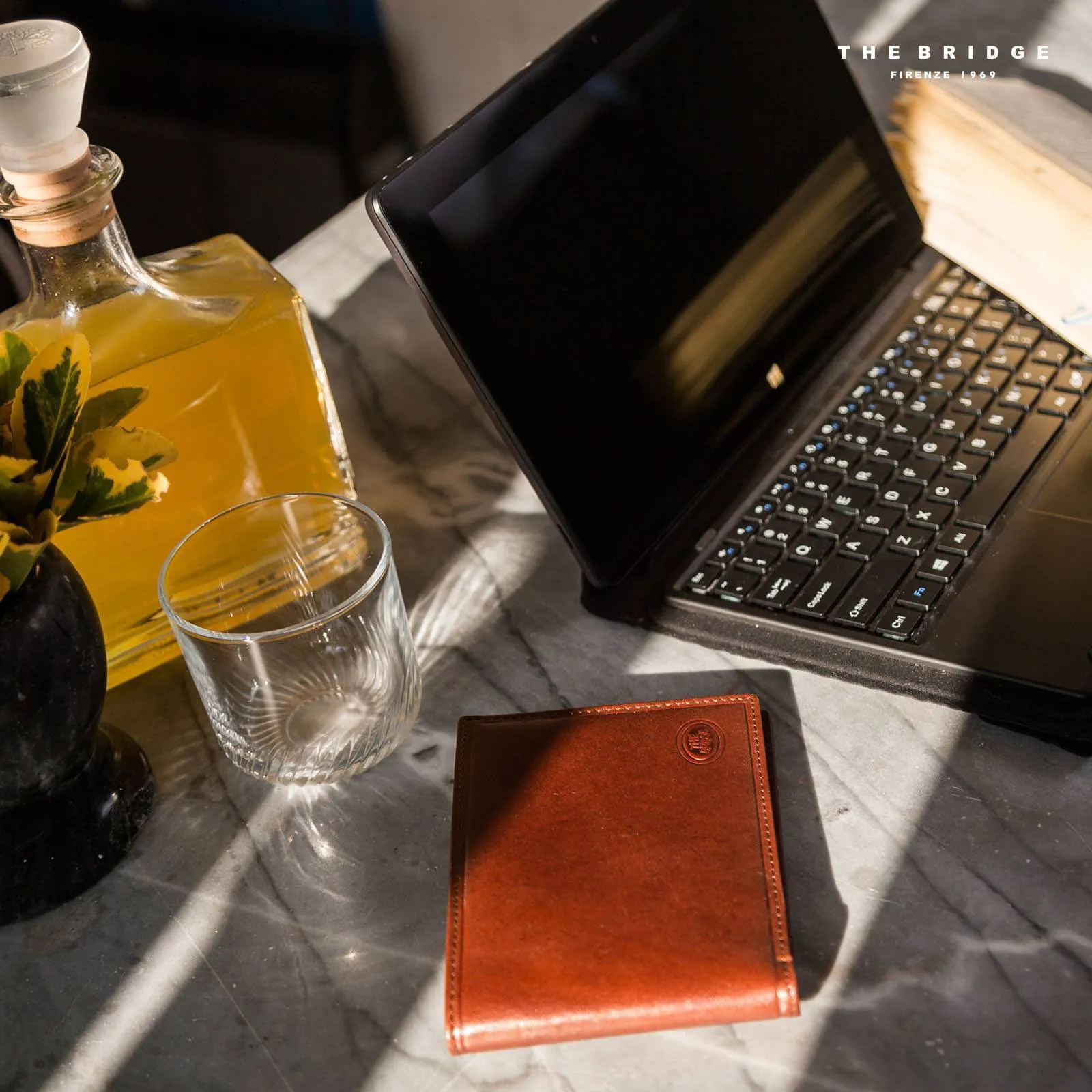 The Bridge Story Uomo Men's Wallet with 3 CC Slots and Coin Purse